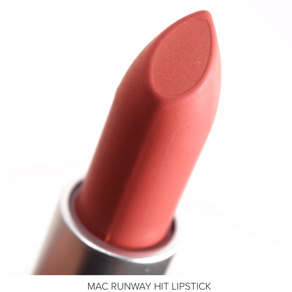 NIB MAC “RUNWAY HIT” RETRO MATTE LIPSTICK